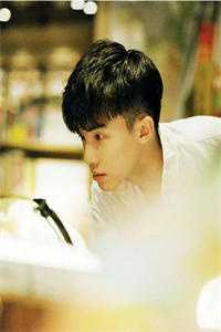 妹妹被欺负后,我带着一等功勋章闯烈士陵园