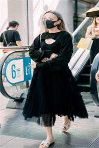 她负责嘎嘎乱杀,他负责宠她上天