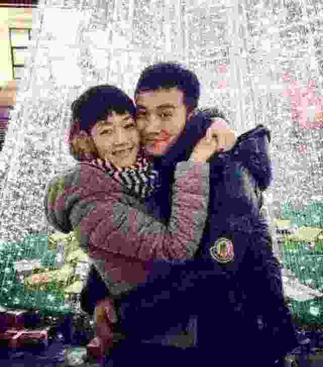 文章马伊琍雨中漫步