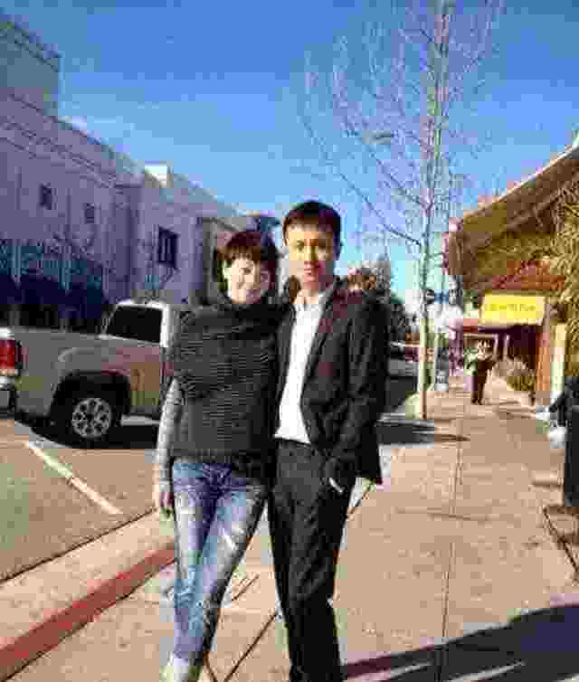 文章马伊琍雨中漫步