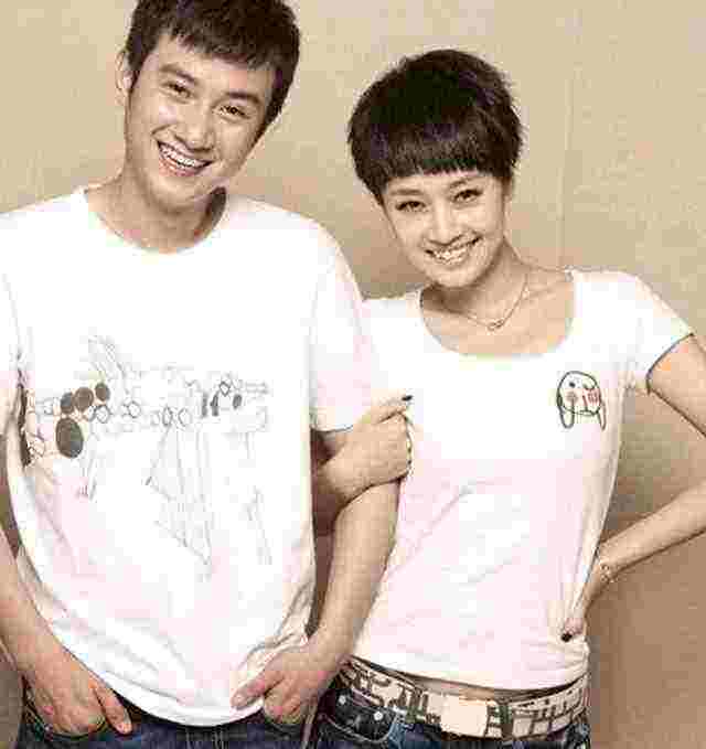 文章马伊琍雨中漫步