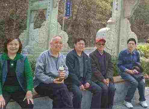 四爹王玉东与二嫂及我们三兄弟合影照