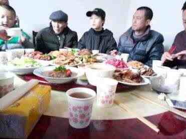 幺爹王玉新与孙女及家人留影