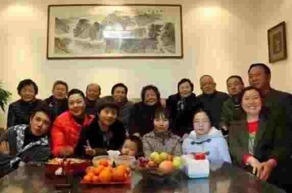 二排右三、右四为二哥二嫂与家人及亲戚合影