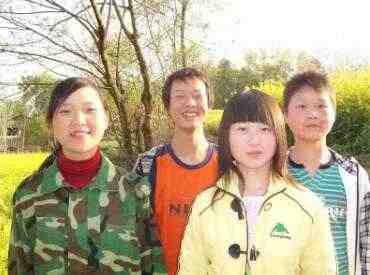 左边前后是二爹的孙女、孙儿，右边前后是三爹孙女、孙儿