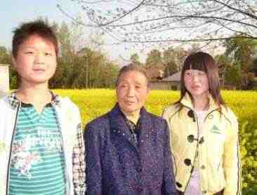 三婶刘志凤与孙儿、孙女合影