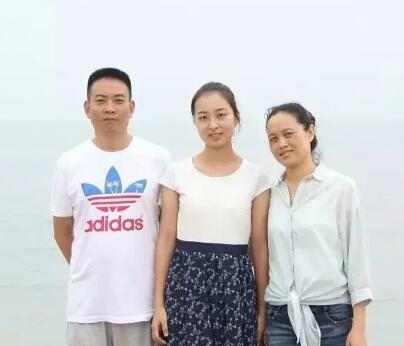 侄女王晨、女婿及女儿合影