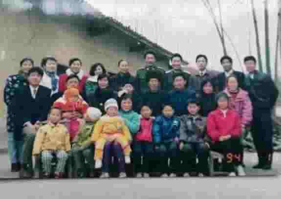 1994年春节，父母亲与部分子女及后辈们的合影