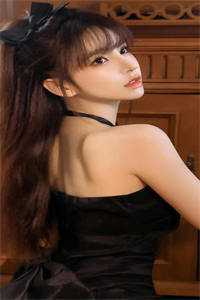 为首男子眼神犀利