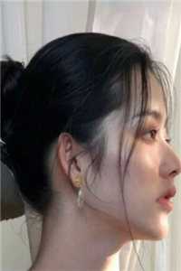 穿成炮灰，不小心引诱了疯批暴君