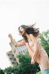 死前强吻宿敌，重生后她人设崩了