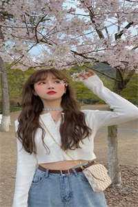 靠直播成了顶流后，她飒翻星际